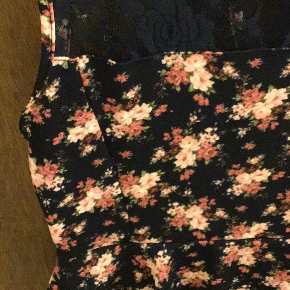 Floral and Lace Pencil Dress - Picture 4 of 5